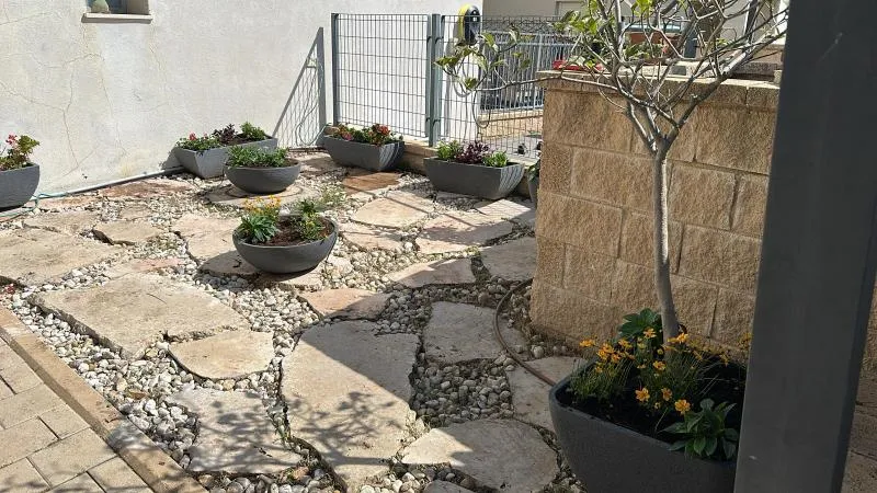 שביל אבני מדרך ועציצים בחצר משודרגת במושב חולדה שביל אבני מדרך ועציצים בחצר משודרגת במושב חולדה