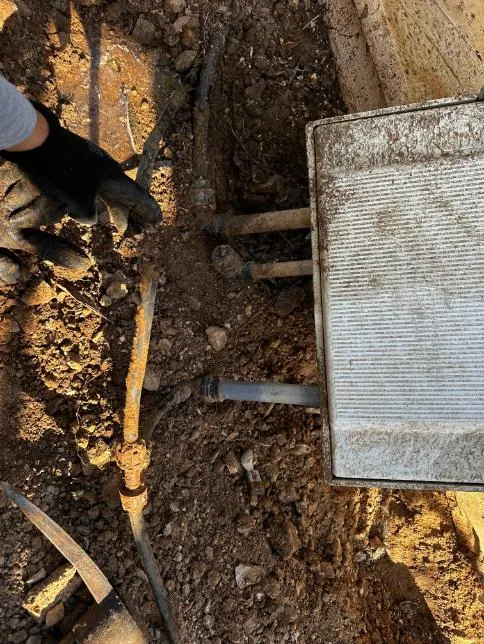 תיקון צנרת השקיה בתעלה פתוחה תיקון צנרת השקיה בתעלה פתוחה