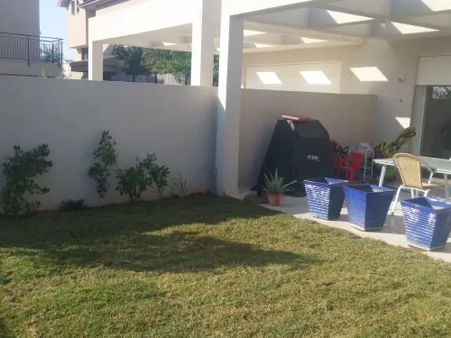 pergola-patio-new-lawn פרגולה מעל פינת ישיבה ומדשאה חדשה בחצר בית פרטי