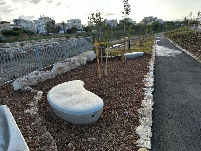 ספסל בטון וערוגה מתוחמת באבן לצד שביל, בעבודות הגינון סביב נחל קנה ספסל בטון וערוגה מתוחמת באבן לצד שביל, בעבודות הגינון סביב נחל קנה